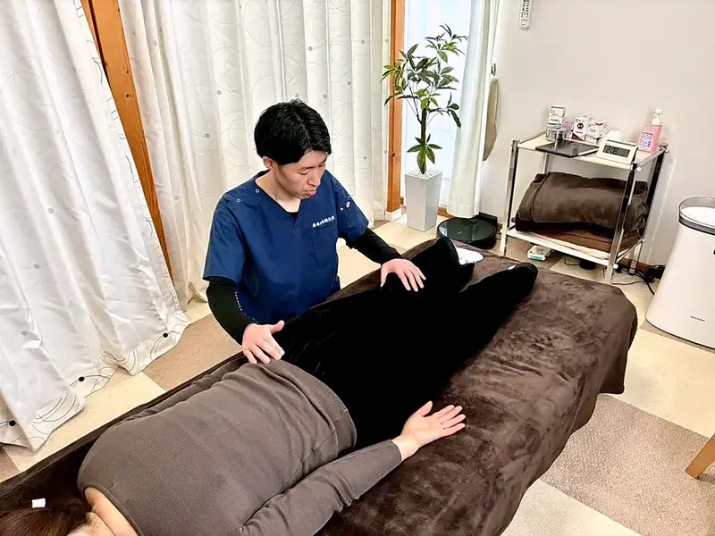 脚に手を添えて状態を確かめている様子