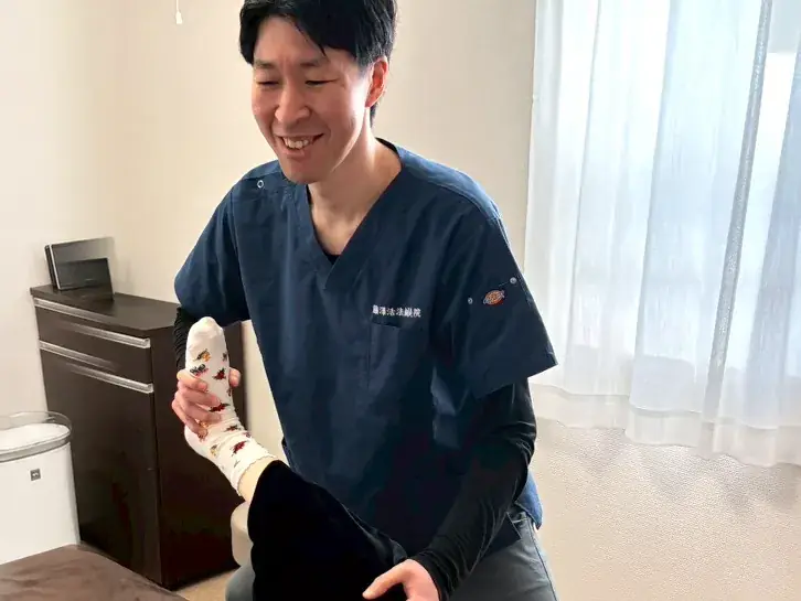 院長が笑顔で施術している様子