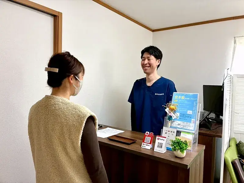 受付でお客様を迎えている様子